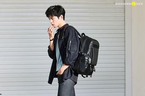 韩国男明星背的双肩包,揭秘韩国男明星的时尚双肩包潮流