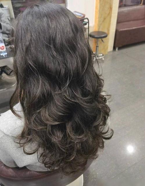 头条小卷发发型,时尚潮流的轻盈演绎