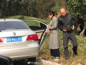 女网红拦住游客下车,女网红力阻游客下车引发热议
