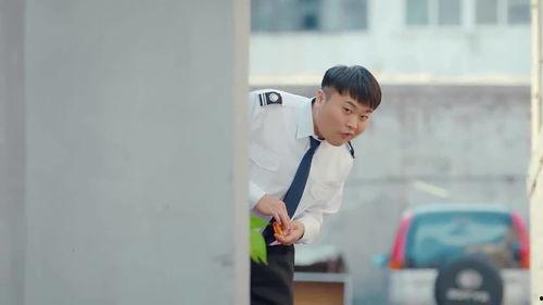 女子在车上吃瓜视频,女子吃瓜视频引发网友热议